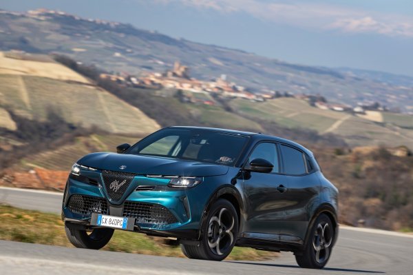 Alfa Romeo Junior Ibrida Q4