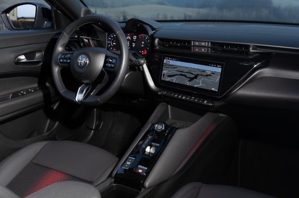 Alfa Romeo Junior Ibrida Q4
