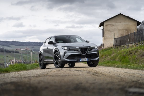 Alfa Romeo Junior Ibrida Q4