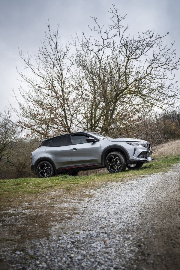 Alfa Romeo Junior Ibrida Q4
