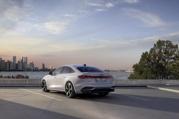 Audi A5 e-hybrid limuzina