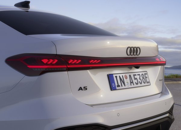 Audi A5 e-hybrid limuzina