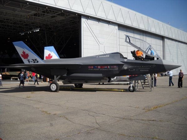 Maketa kanadskog F-35 izrađena od drva