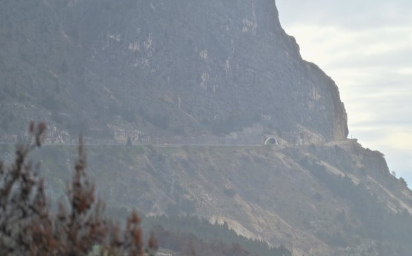 Policija zatvorila cestu zbog odrona kamenja kod Makarske