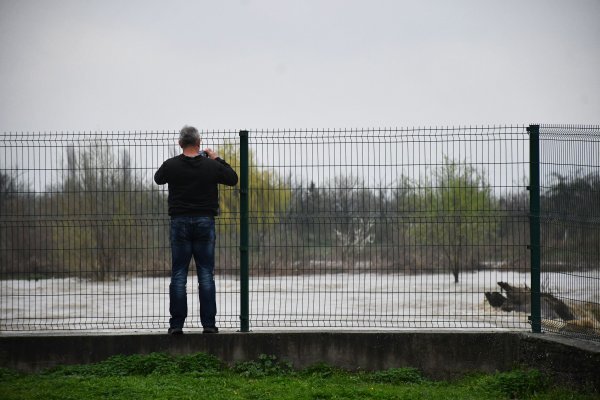 Zbog obilnih oborina naglo raste vodostaj Orljave, koja se na nekim mjestima izlila iz korita.