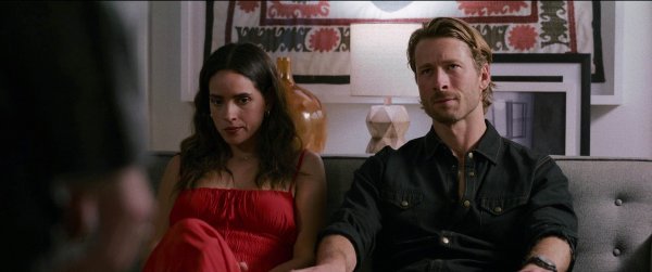 Adria Arjona i Glen Powell