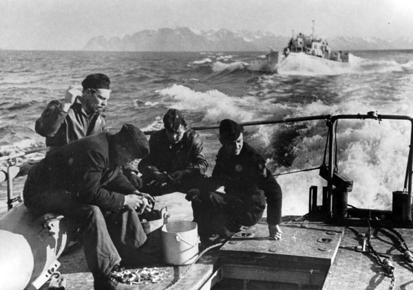 Fotografija je dio nacističke propagande te prikazuje mornare Kriegsmarine u čamcu 1942. godine