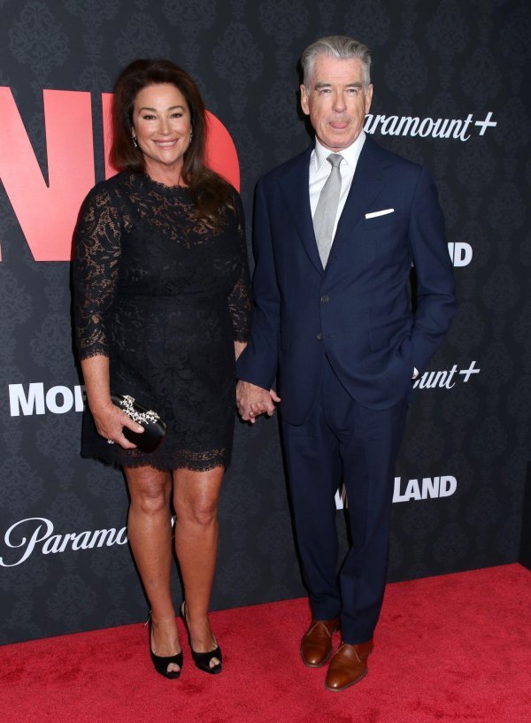 Pierce Brosnan i Keely Shaye Smith