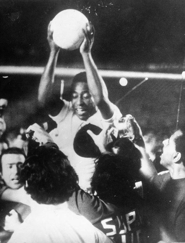 Pele slavi svoj 'tisućiti' gol protiv Vasca