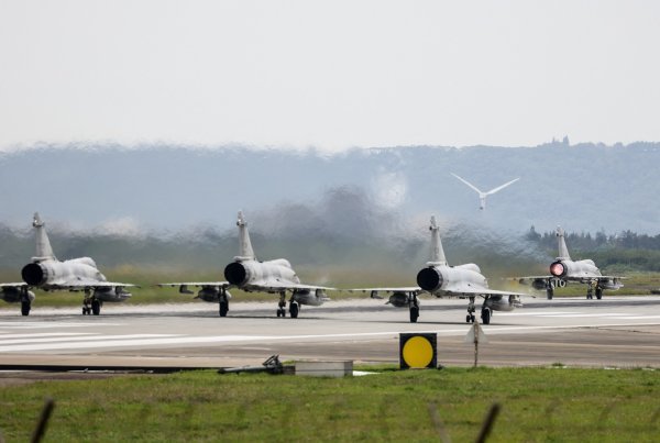 Četiri lovca Mirage 2000 tajvanskih zračnih snaga pripremaju se za polijetanje iz zračne baze Hsinchu 2. travnja 2025.