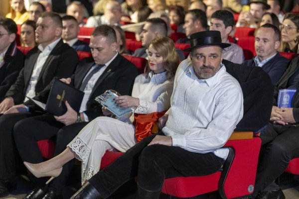 Damir Juzbašić, optuženik USKOK-a, snimlkjen na Šokačkom sijelu nedaleko od ministra poljoprivrede Davida Vlajčića