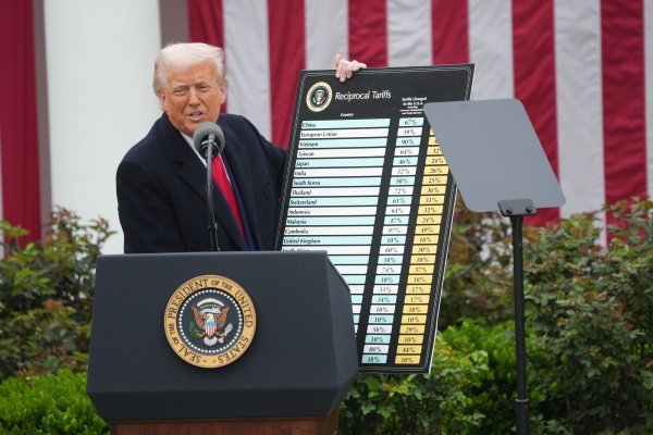 Donald Trump pokazao je grafikon s novim carinama