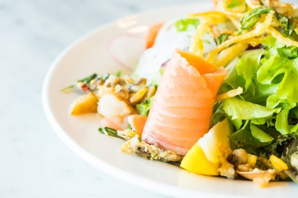 Salata s lososom i limunom