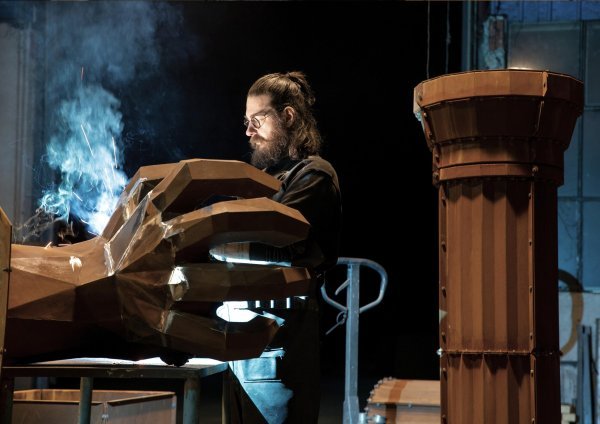 Nikola Vudrag tijekom izrade spomenika kralju Tomislavu