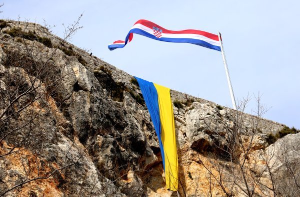 Ukrajinska i hrvatska zastava na Kninskog tvrđavi - Ilustacija