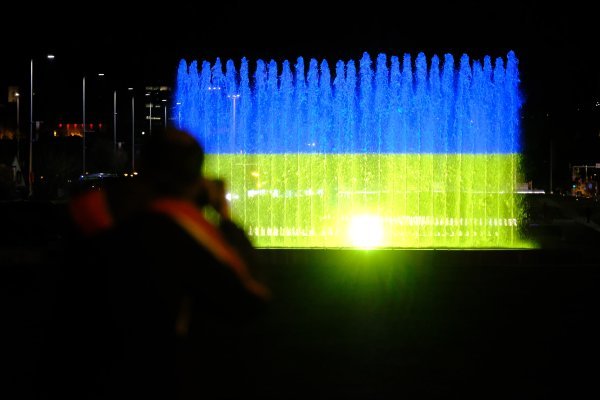 Fontane ispred NSK-a u Zagrebu u nacionalnim bojama zastave Ukrajine - Ilustracija