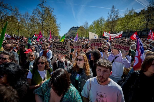 Na protudemonstracijama protiv Marine Le Pen okupilo se više desetaka tisuća ljudi