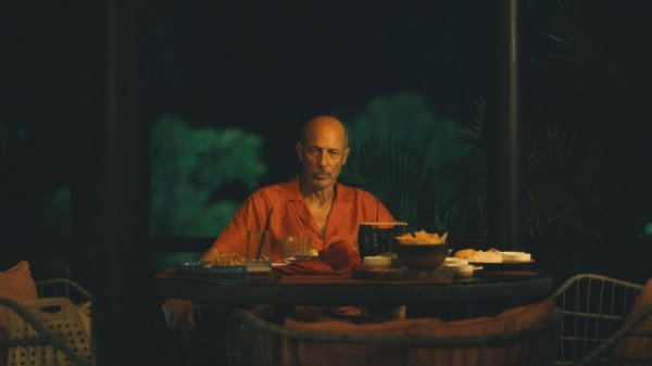 Jon Gries kao Greg