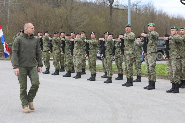 Ivan Anušić u posjetu vojnom poligonu na Slunju