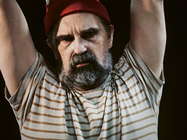 Leon Lučev najveći dio predstave promatra sa strane