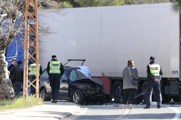 Teška prometna nesreća kod Šestanovca; sudarili se teretnjak i automobil; jedna osoba poginula
