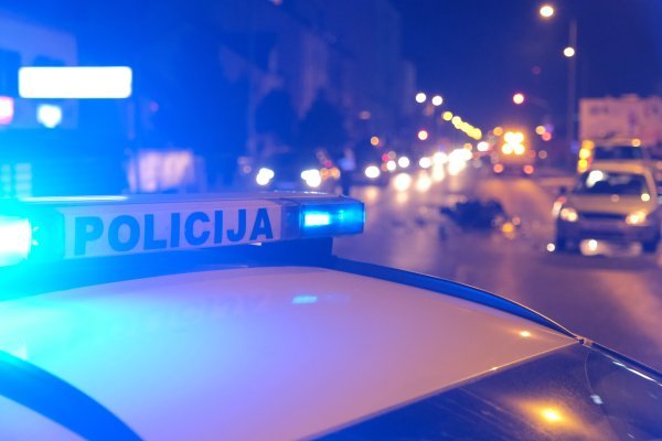Alkoholizirani 22-godišnjak sletio s ceste u Premanturi i završio na krovu: Ozlijeđen i maloljetnik