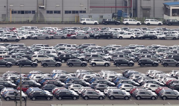 Oslabila robna razmjena: Pao broj narudžbi za automobile i strojeve, novca sve manje