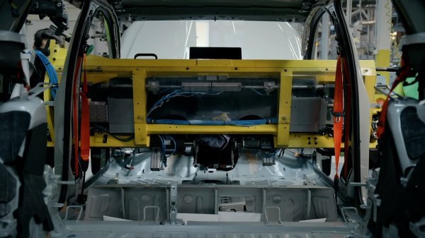 Armaturnu ploču u automobil može ugraditi samo jedna osoba, a teška je respektabilnih 60 kg