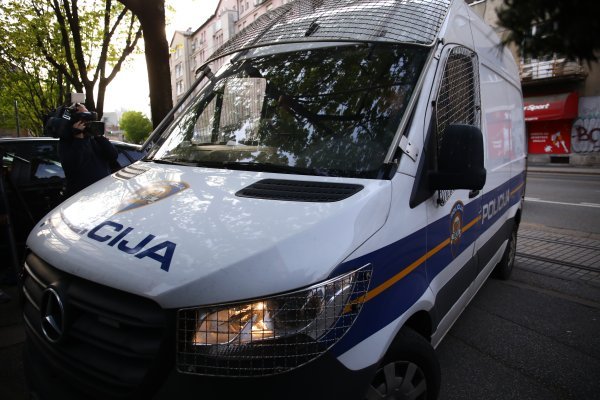 Uskok privodi osumnjičene u narkolancu