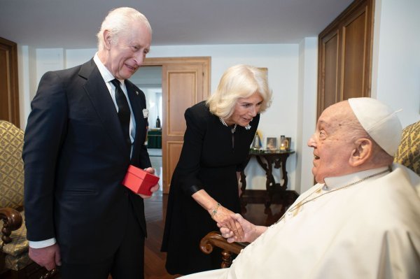 Kralj Charles, kraljica Camilla, papa Franjo