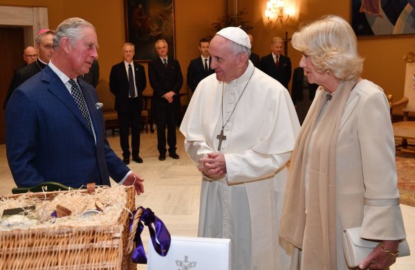 Kralj Charles, kraljica Camilla i papa Franjo 2017. godine