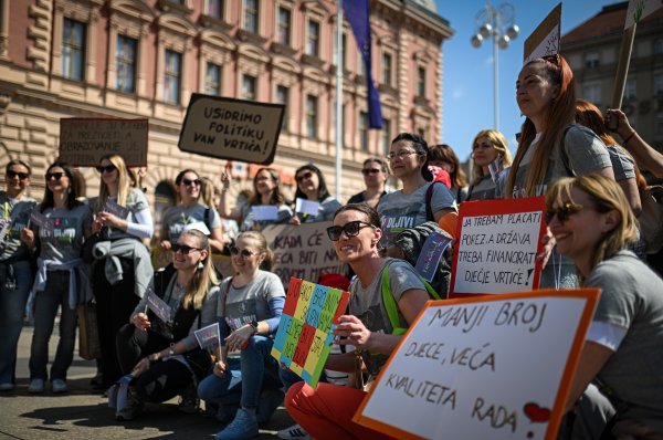 Zagreb: Veliki prosvjed vrtićkih odgojitelja na glavnom Trgu pod nazivom 'Nevidljivi smo sustavu"