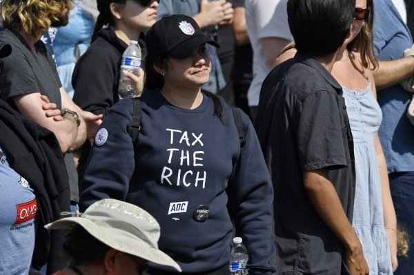 Poruke na majicama na Sandersovom skupu