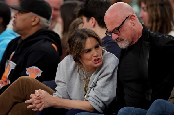 Mariska Hargitay i Chris Meloni na utakmici