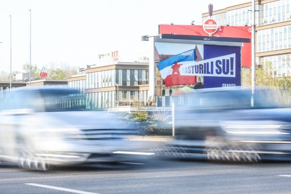 U kampanji 'Rasturili su', u kojoj se referira na pomalo bahate najave stranke Možemo o rezultatu nadolazećih izbora, HDZ je odlučio oblijepiti Zagreb jugoslavenskim zastavama