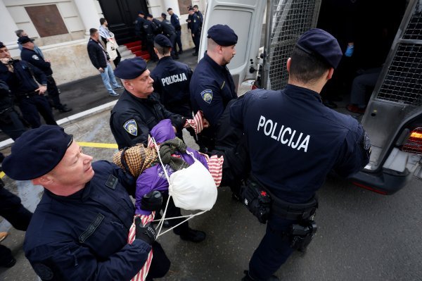 Privođenje aktivista ispred MVEP-a