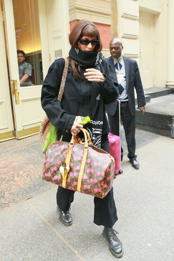 Bella Hadid s vintage Louis Vuitton x Takashi Murakami torbom