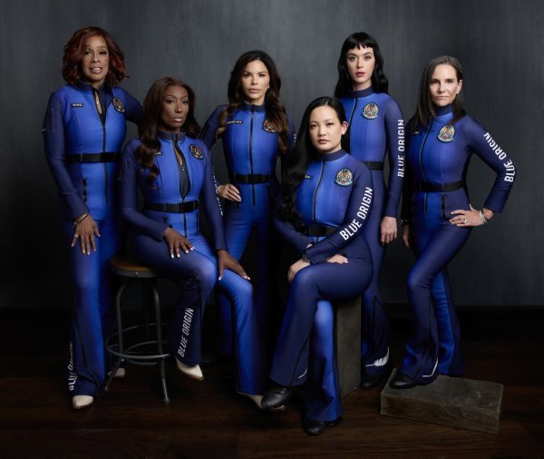 Novinarka Gayle King, pjevačica Katy Perry, zaručnica Jeffa Bezosa Lauren Sanchez, filmska producentica Karianne Flynn, bivša NASA-ina raketna znanstvenica Aisha Bowe i aktivistica Amanda Nguyen