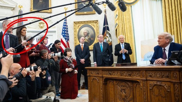Kaitlan Collins na konferenciji Donalda Trumpa