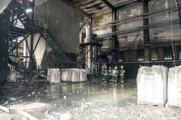 Ugašen veliki požar u Ogulinu: Planula hala u poduzetničkoj zoni