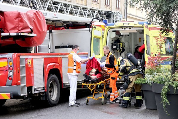 Vatrogasci iz zgrade u plamenu u centru Zagreba izvlačili stanare