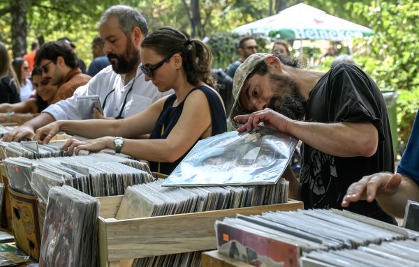 Kolekcionari vinila na sajmu u Skoplju