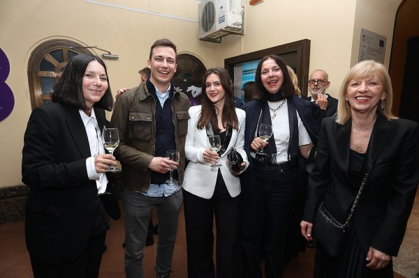 Daniela Trbović sa sinom Lovrom i sestrom Natašom