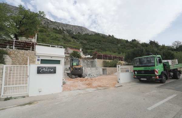 Na vili Pokora u vlasništvu obitelji Ivice Budimira je u tijeku  rušenje bazena i garaže koji su bespravno izgrađeni.