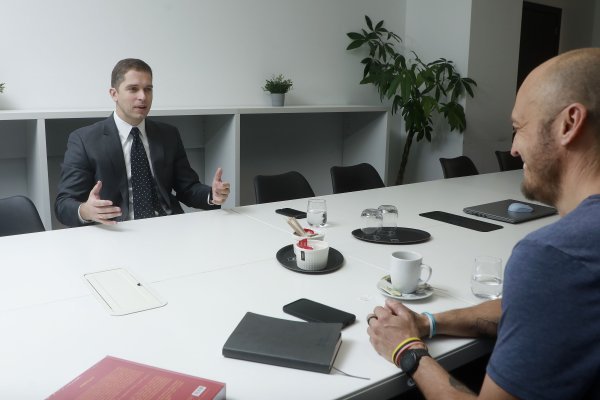Njavro je četiri godine živio u Singapuru te je predavao o kineskoj ekonomiji