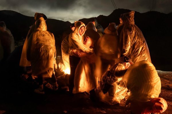 U finalu je bila i fotografija Johna Moorea koja prikazuje kineske migrante kako se griju pored vatre na američko-meksičkoj granici