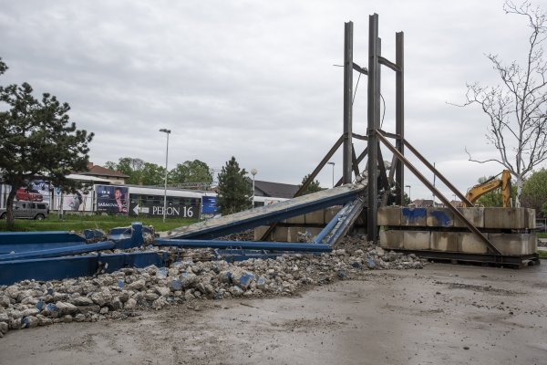 Glavni nosač spušta se u tzv. sošku jer se, zbog težine i dužine, ne smije spuštati izravno na zemlju. Nakon toga se mrvi u manje komade i odvozi na deponij