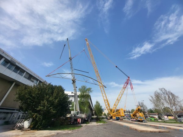 Spuštanje zadnjeg prednapregnutog betonskog nosača s krova Doma sportova