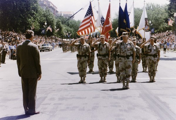 Američki general Norman Schwarzkopf pozdravlja američkog predsjednika George Busha Starijeg prije parade u ljeto 1991.