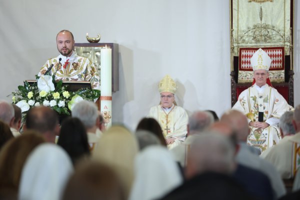 Zagrebački nadbiskup Dražen Kutleša predvodio uskršnju misu
